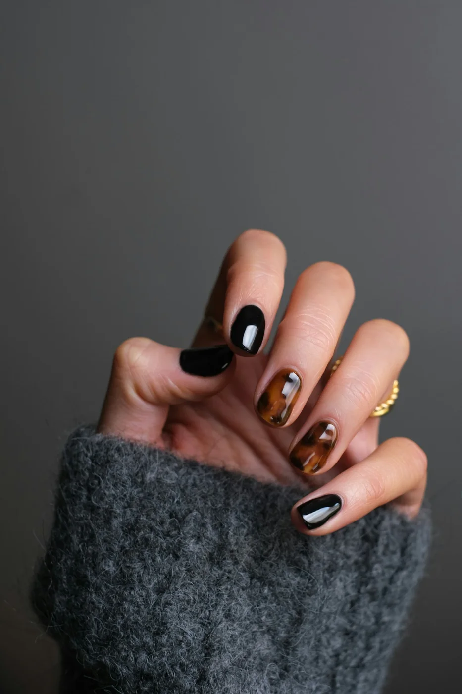 A golden detail nail inspiration